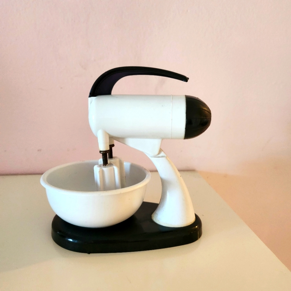 VINTAGE! mini mixer salt and pepper shaker